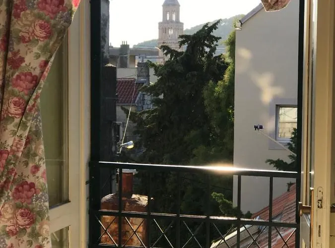 Apartment In The Center Split